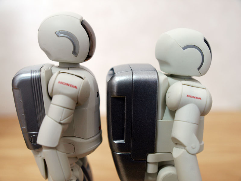 Illustration for article titled New Asimo Action Figures Are Heads Better than Old Asimos Action Figures